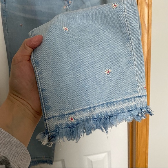Gap Flower Embroidered Girlfriend Light Wash Jeans Size 10/30 - Picture 5 of 9
